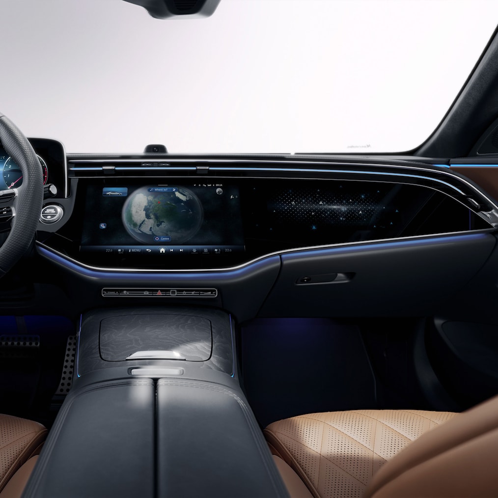 MBUX Superscreen cu cameră foto-video și pentru selfie în modelul clasa E limuzină de la Mercedes-Benz.