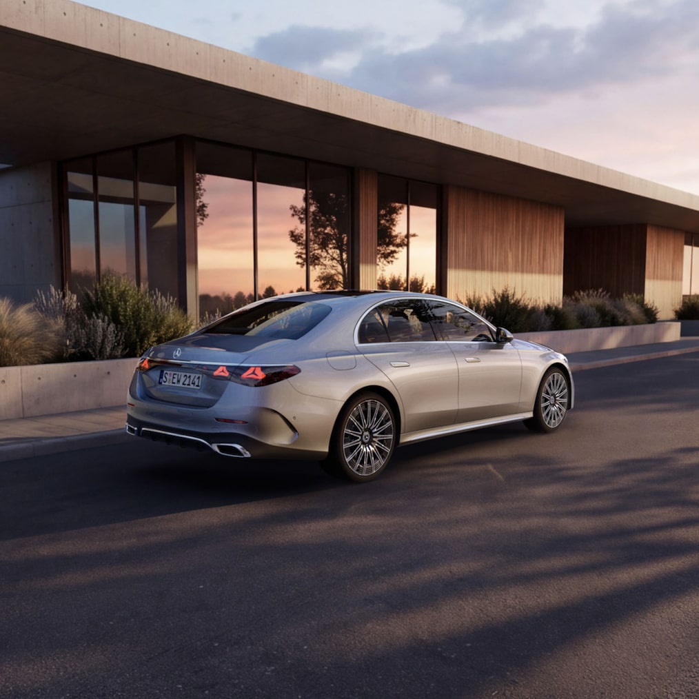 Modelul clasa E limuzină: mașina de lux de la Mercedes-Benz dintr-o perspectivă laterală din spate.