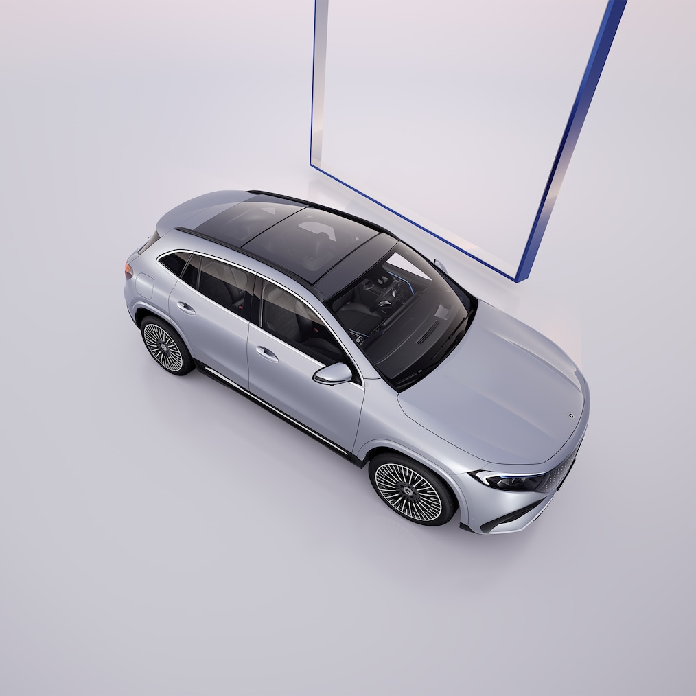  Perspectivă din spate a modelelor Mercedes-Benz EQA.