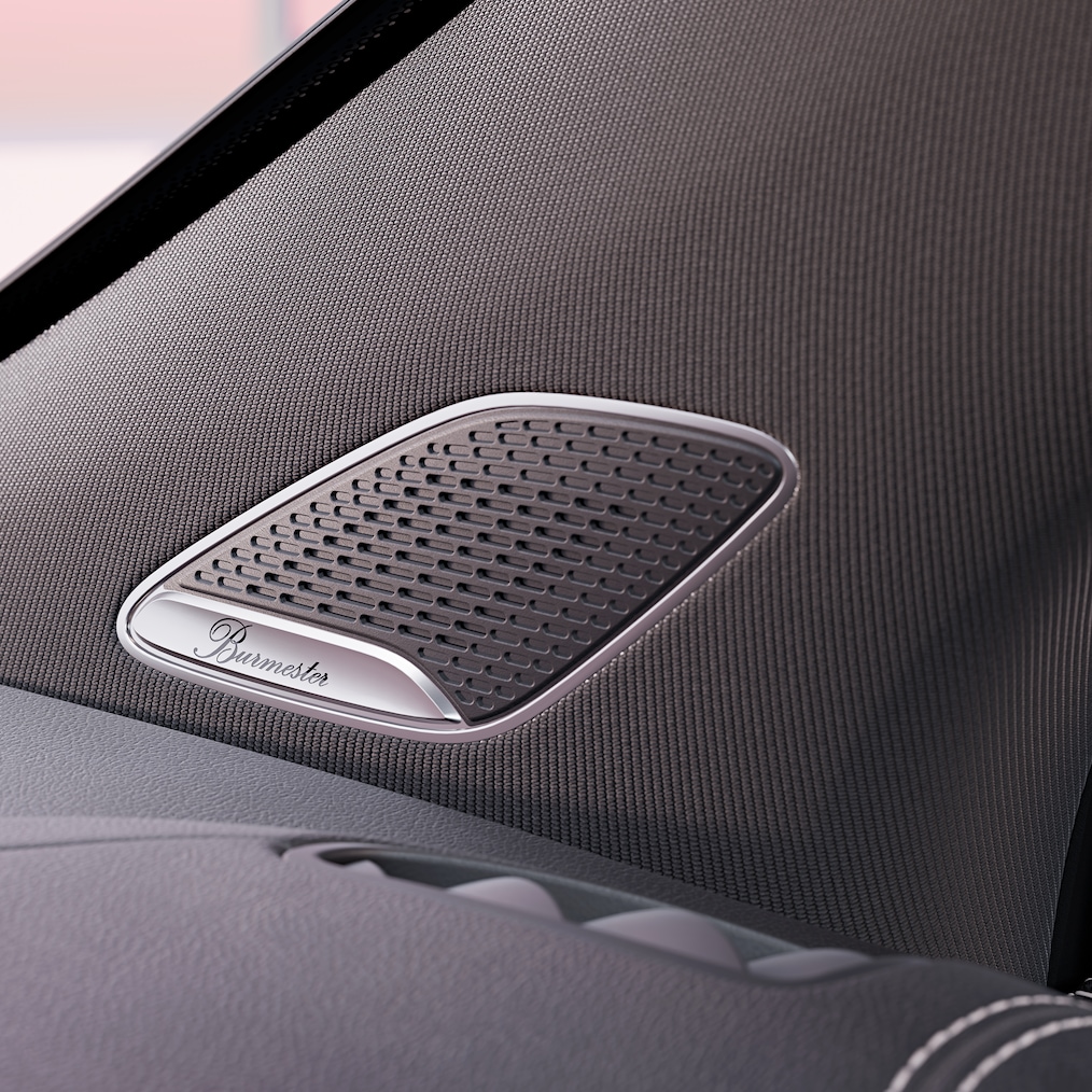 Prim-plan al unui difuzor al sistemului de sunet Surround Burmester®.