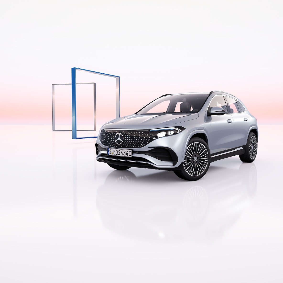  Perspectivă frontal-laterală a modelului Mercedes-Benz EQA.