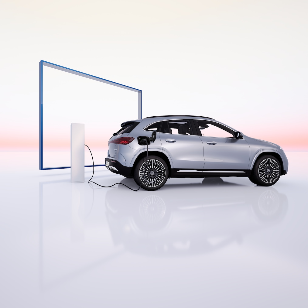  Imagine a unui model Mercedes-Benz EQA, staționând la o stație de încărcare.