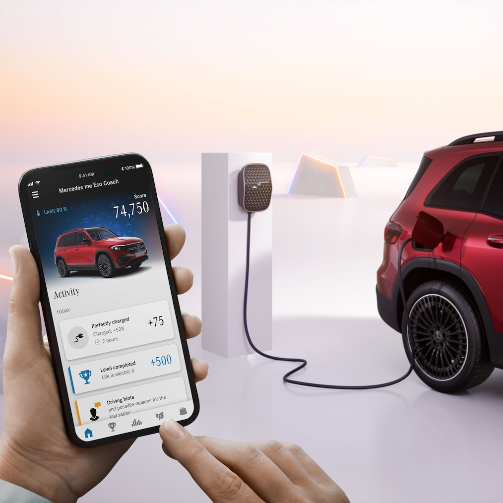  Imagine a unui model Mercedes-Benz EQB în curs de încărcare la o stație de încărcare.