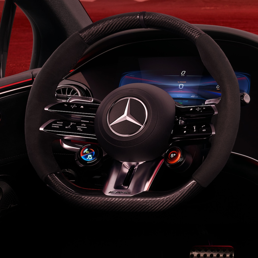 Butoanele de pe volanul AMG în interiorul modelului Mercedes-AMG EQE Limuzină.