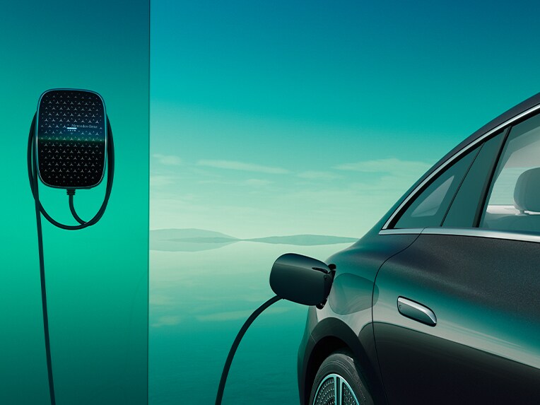 Modelul EQE Limuzină de la Mercedes-Benz se încarcă la o stație Mercedes-Benz Wallbox.