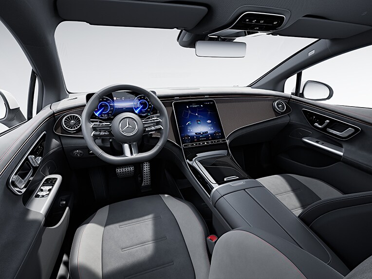 Modelul EQE Limuzină de la Mercedes-Benz cu interior AMG Line.