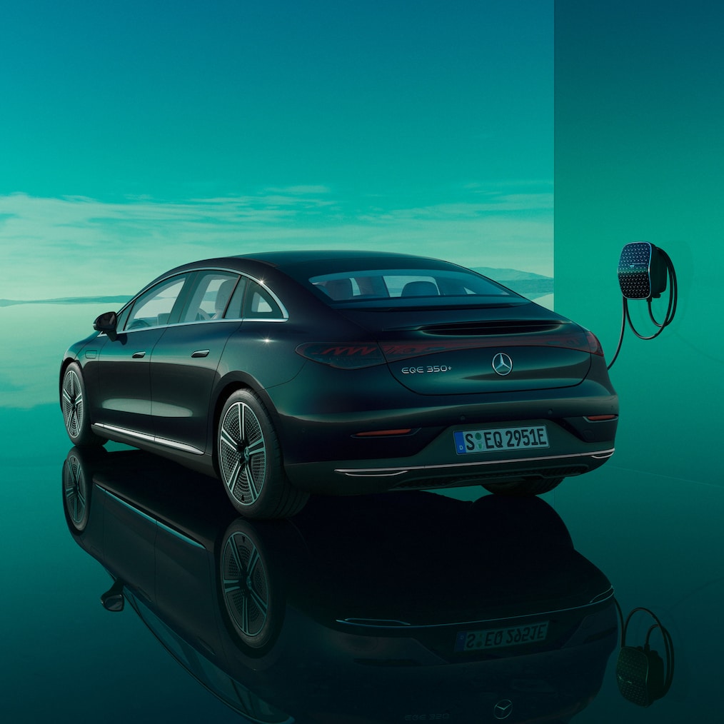 Modelul EQE Limuzină încărcându-se la o stație Mercedes Benz Wallbox, disponibilă separat.