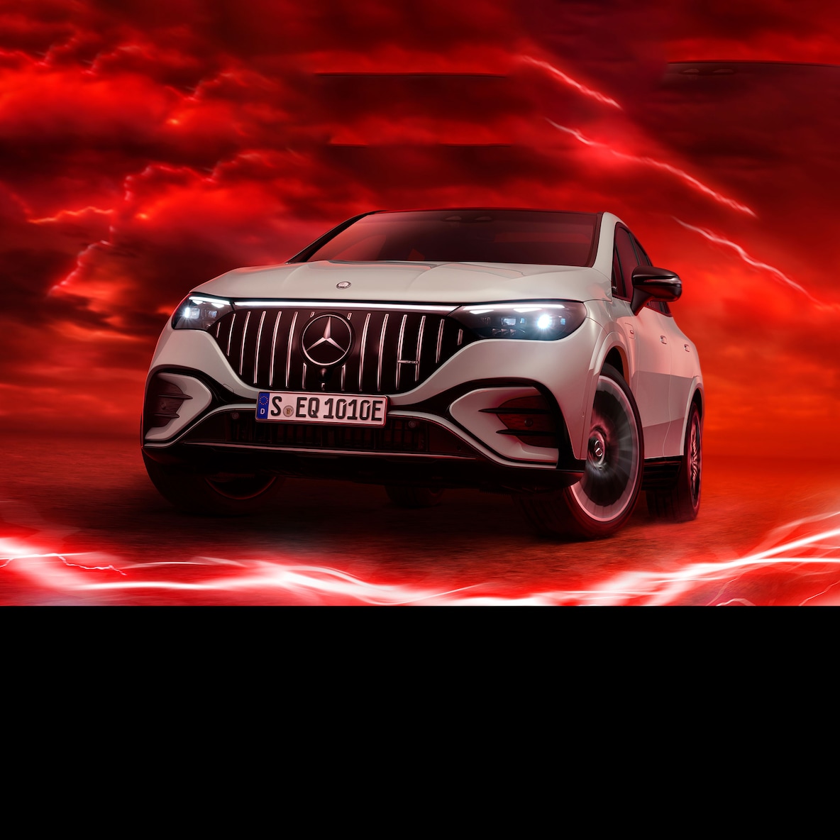 Modelul Mercedes-AMG EQE 53 4MATIC+ din perspectivă frontală pe un fundal roșu.
