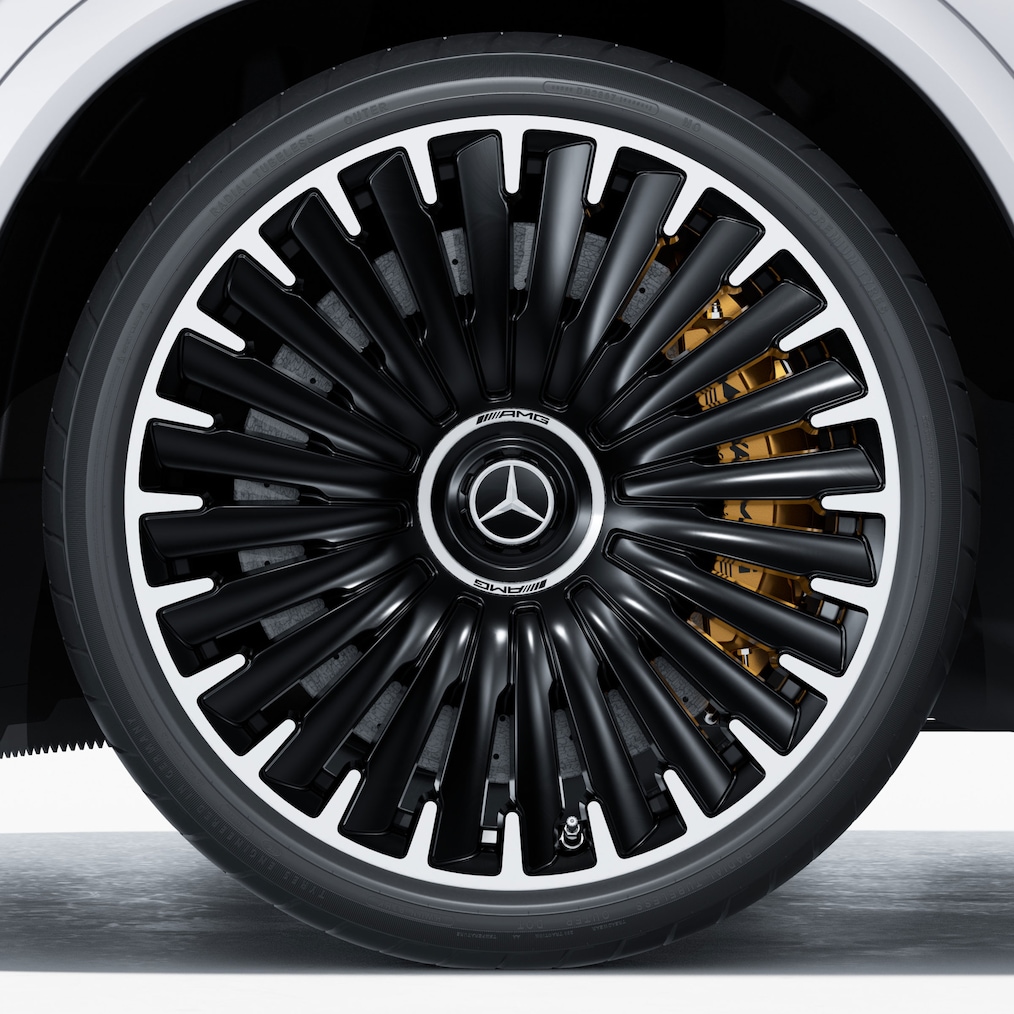 Prim-plan al unei jante AMG din aliaj ușor cu instalație de frânare AMG din compozit ceramic, de înaltă performanță, care strălucește.