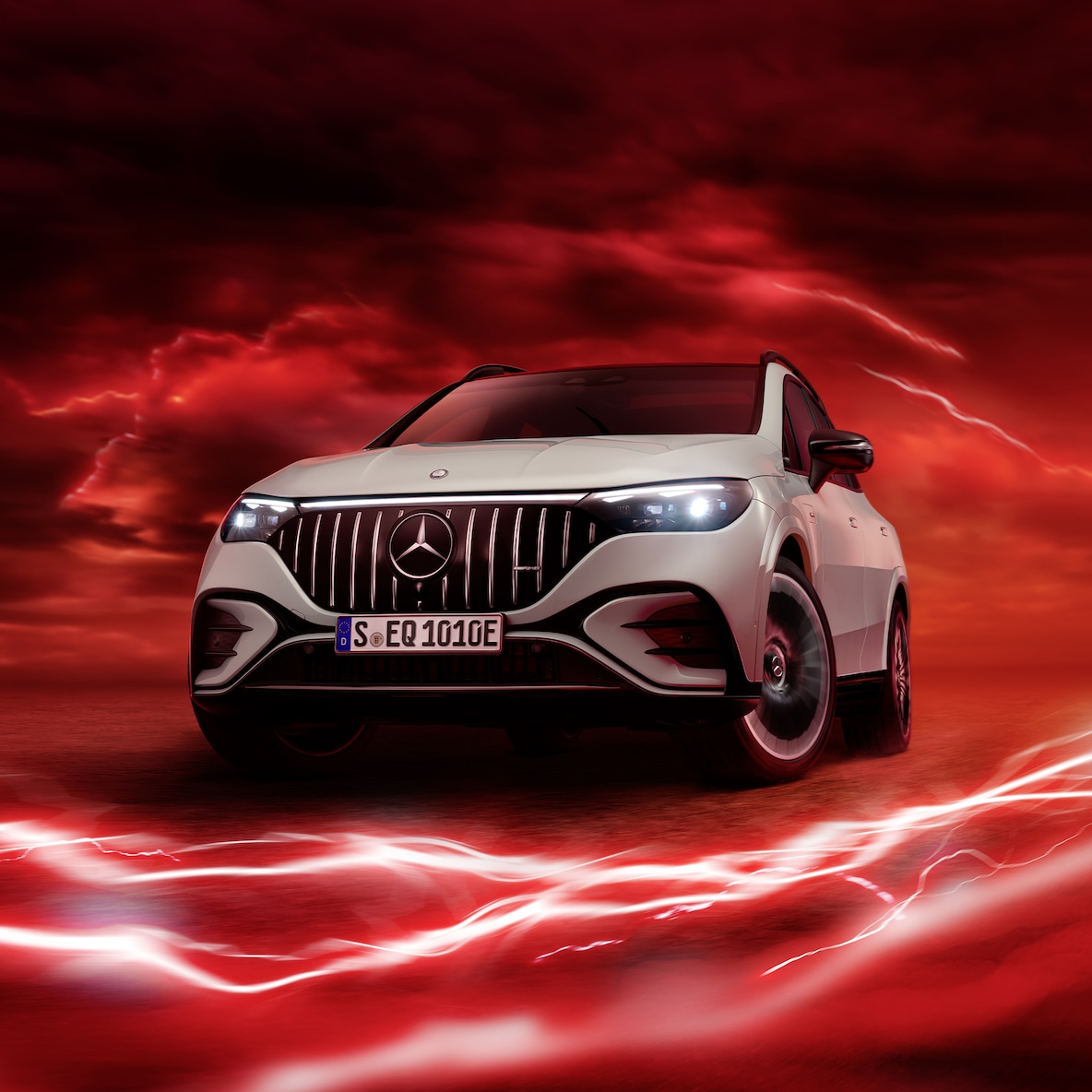 Modelul Mercedes-AMG EQE 53 4MATIC+ din perspectivă frontală pe un fundal roșu.
