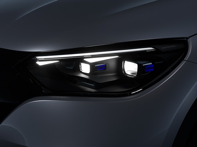 DIGITAL LIGHT în noul model EQE SUV de la Mercedes-Benz într-o vedere frontală a farurilor.