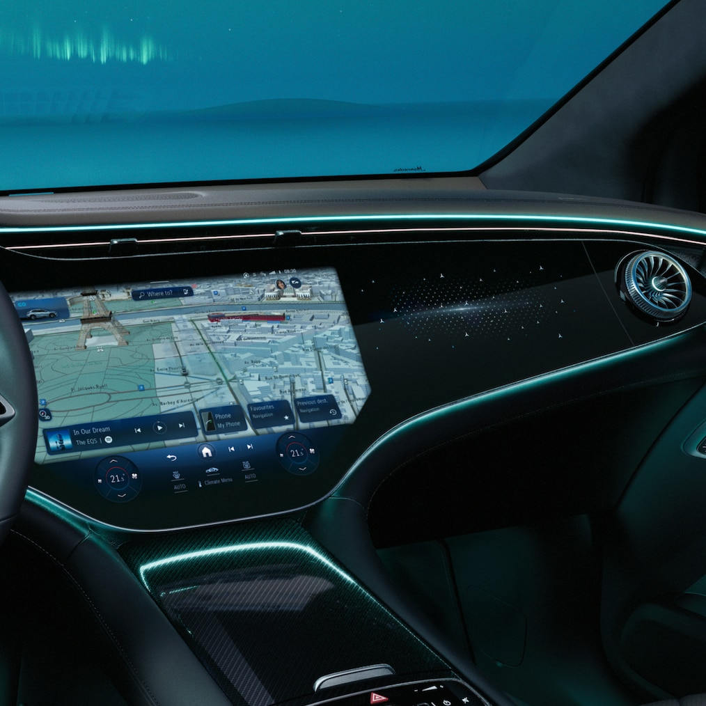 MBUX Hyperscreen din modelul EQE SUV de la Mercedes-Benz din perspectivă frontală.