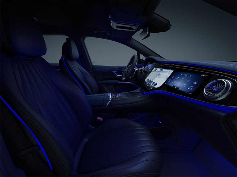Iluminatul ambiental activ în modelul EQS SUV de la Mercedes-Benz.