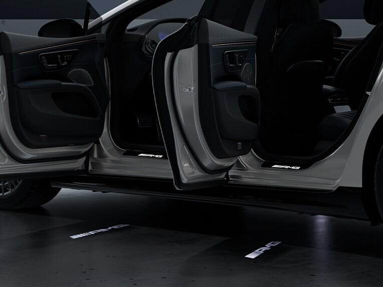 Modelul EQS Limuzină Mercedes-AMG cu iluminatul mediului înconjurător cu proiecție animată.