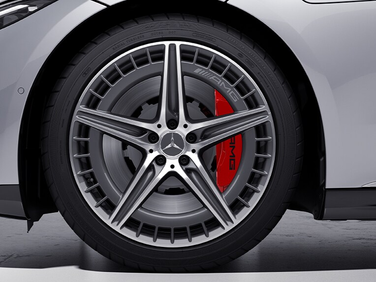 Etrierele de frână vopsite în roșu ale modelului Mercedes-AMG 53 4MATIC+.