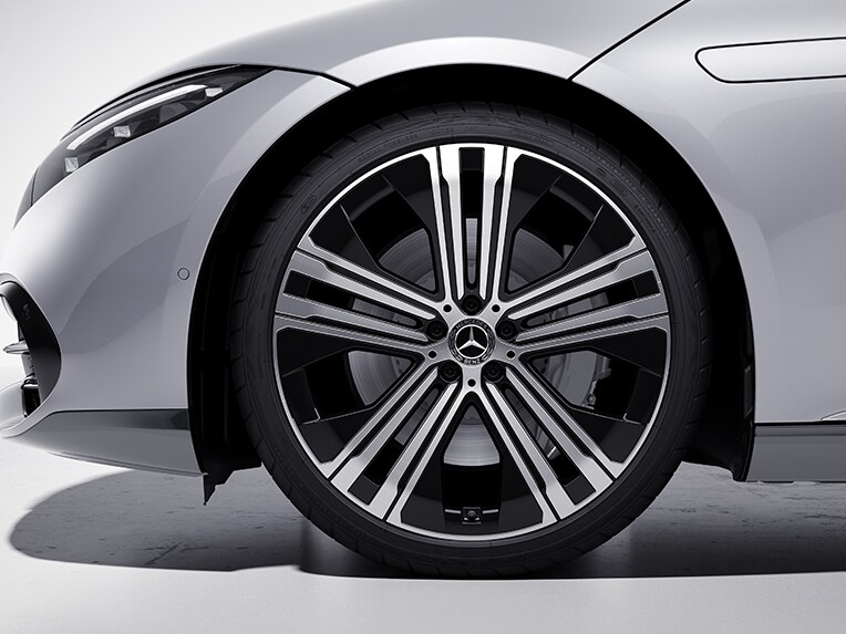 Jante din aliaj ușor de 55,9 cm (22 inch) cu design în 5 spițe duble, ale modelului EQS Limuzină de la Mercedes-AMG.