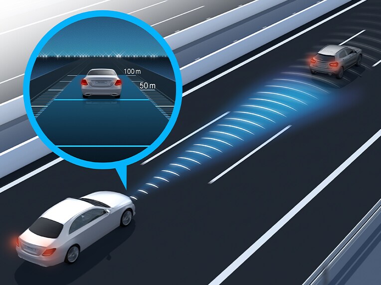 O reprezentare grafică a asistentului activ pentru păstrarea distanței între autovehicule DISTRONIC din modelul EQS Limuzină de la Mercedes-Benz.