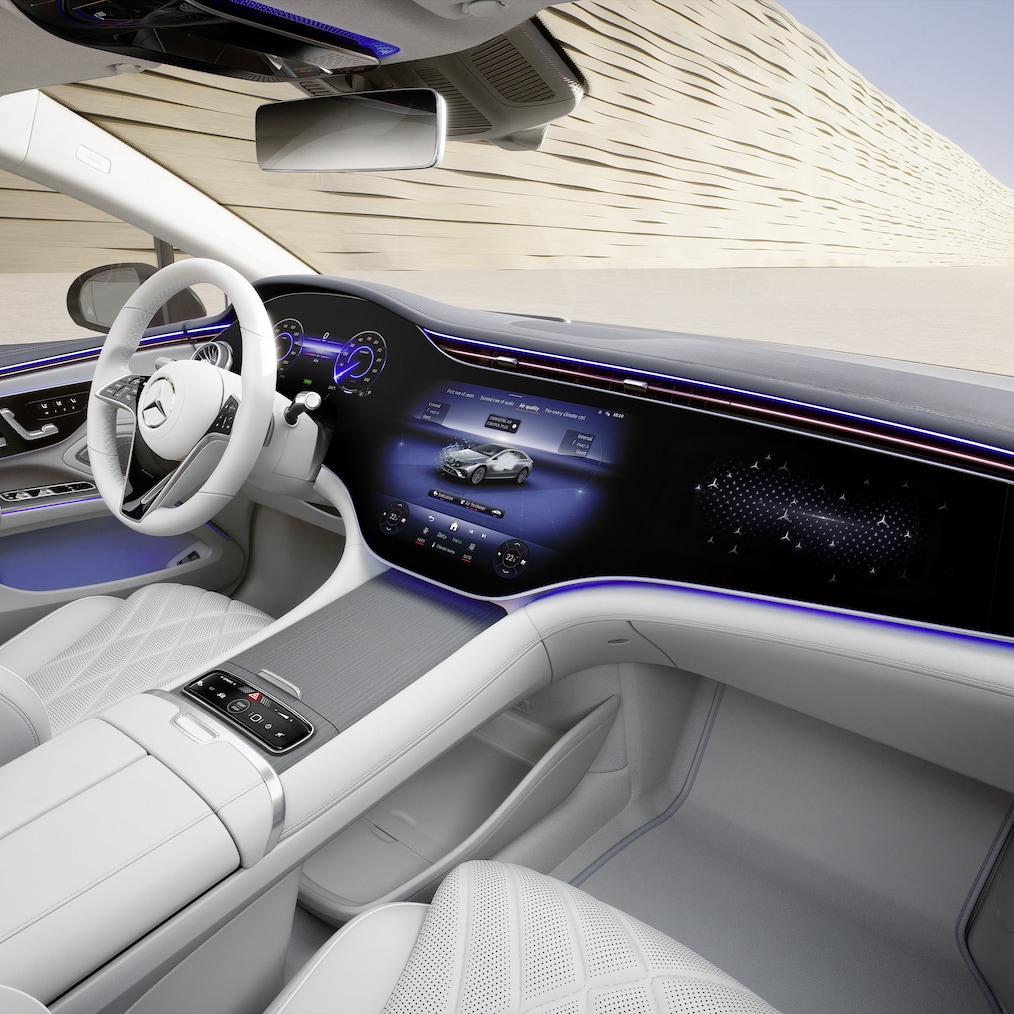 Interiorul cu Hyperscreen MBUX din modelul EQS Limuzină de la Mercedes-Benz.