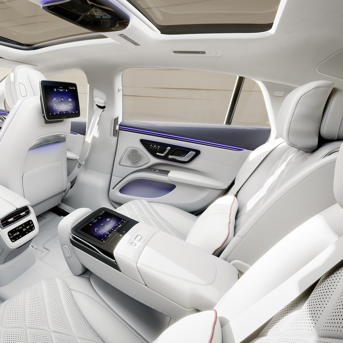Compartimentul pasagerilor din spate în modelul EQS Limuzină de la Mercedes-Benz.