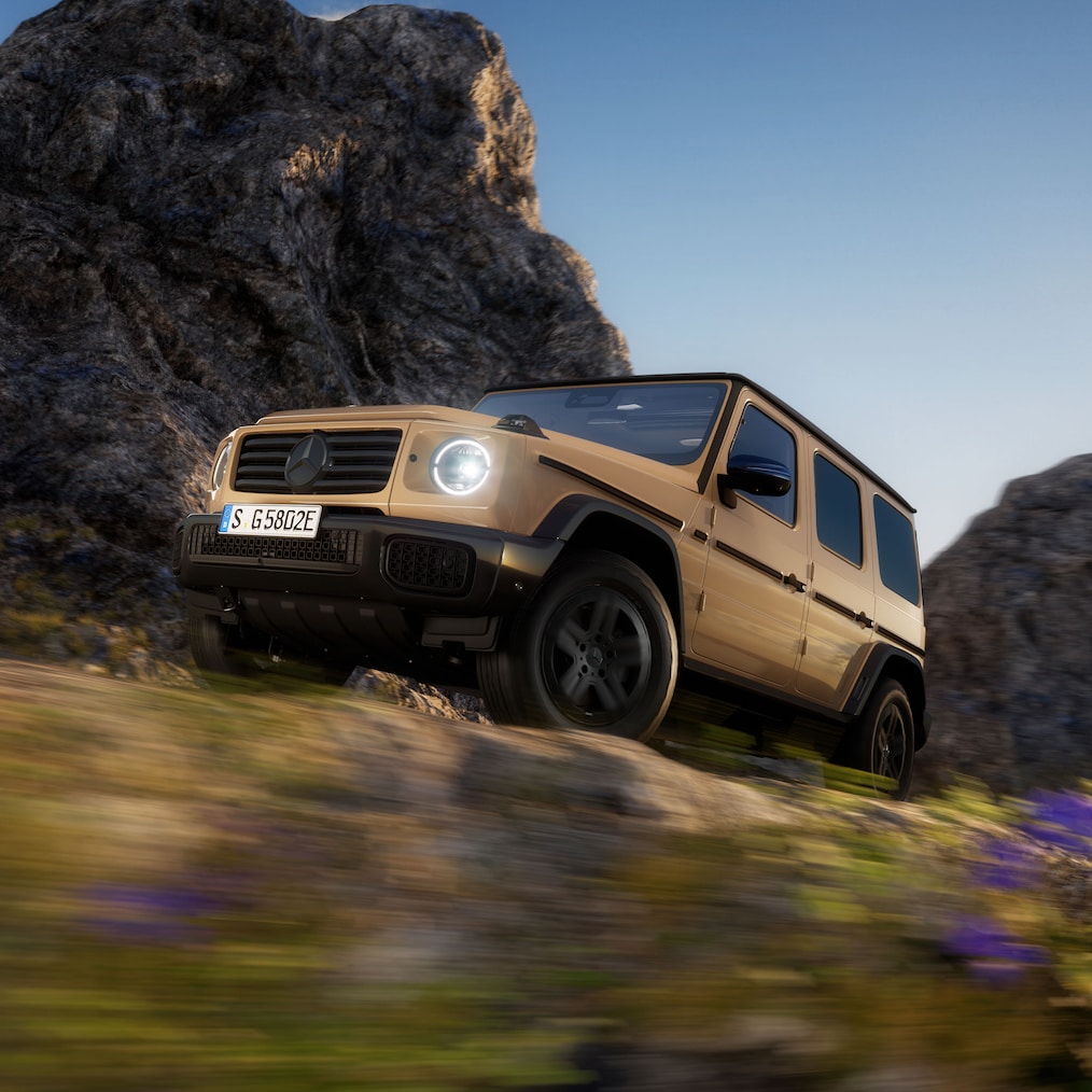 Display-uri specifice offroad în displayul de instrumente / display media sau modelul Mercedes-Benz G 580 deplasându-se offroad.