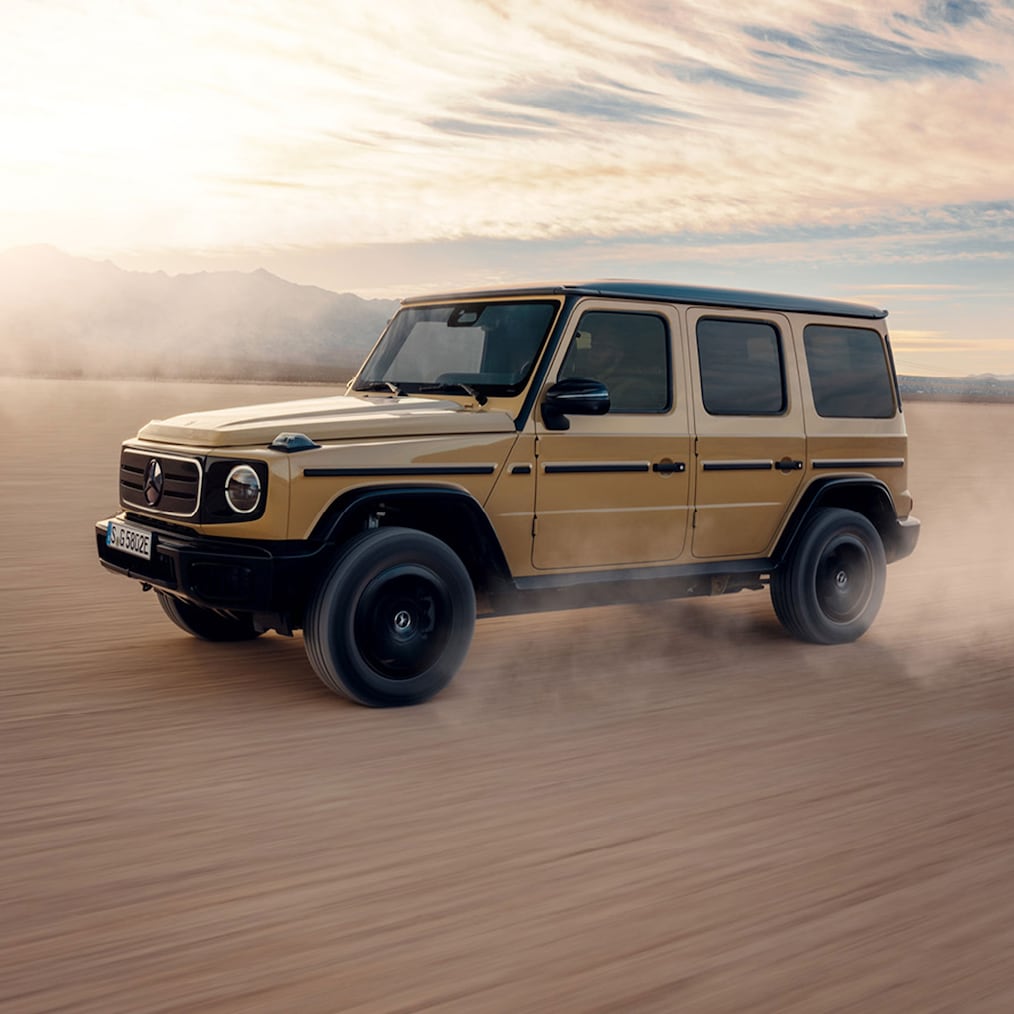  Display-uri specifice offroad în displayul de instrumente / display media sau modelul Mercedes-Benz G 580 deplasându-se offroad.