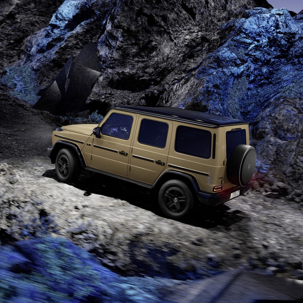  Display-uri specifice offroad în displayul de instrumente / display media sau modelul Mercedes-Benz G 580 deplasându-se offroad.