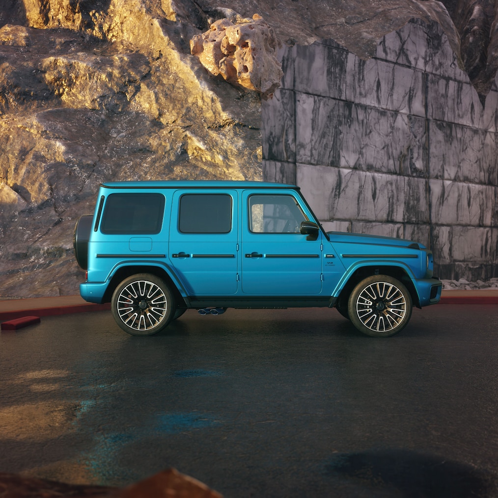 Perspectivă frontal-laterală a modelului Mercedes-AMG G 63 cu vopsea albastru hyper magno MANUFAKTUR.