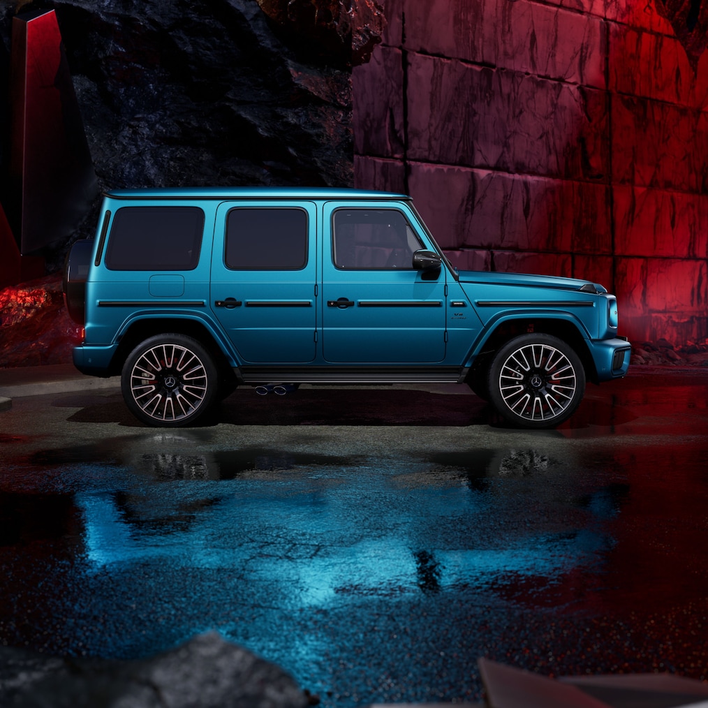  Perspectivă frontal-laterală a modelului Mercedes-AMG G 63 cu vopsea albastru hyper magno MANUFAKTUR.