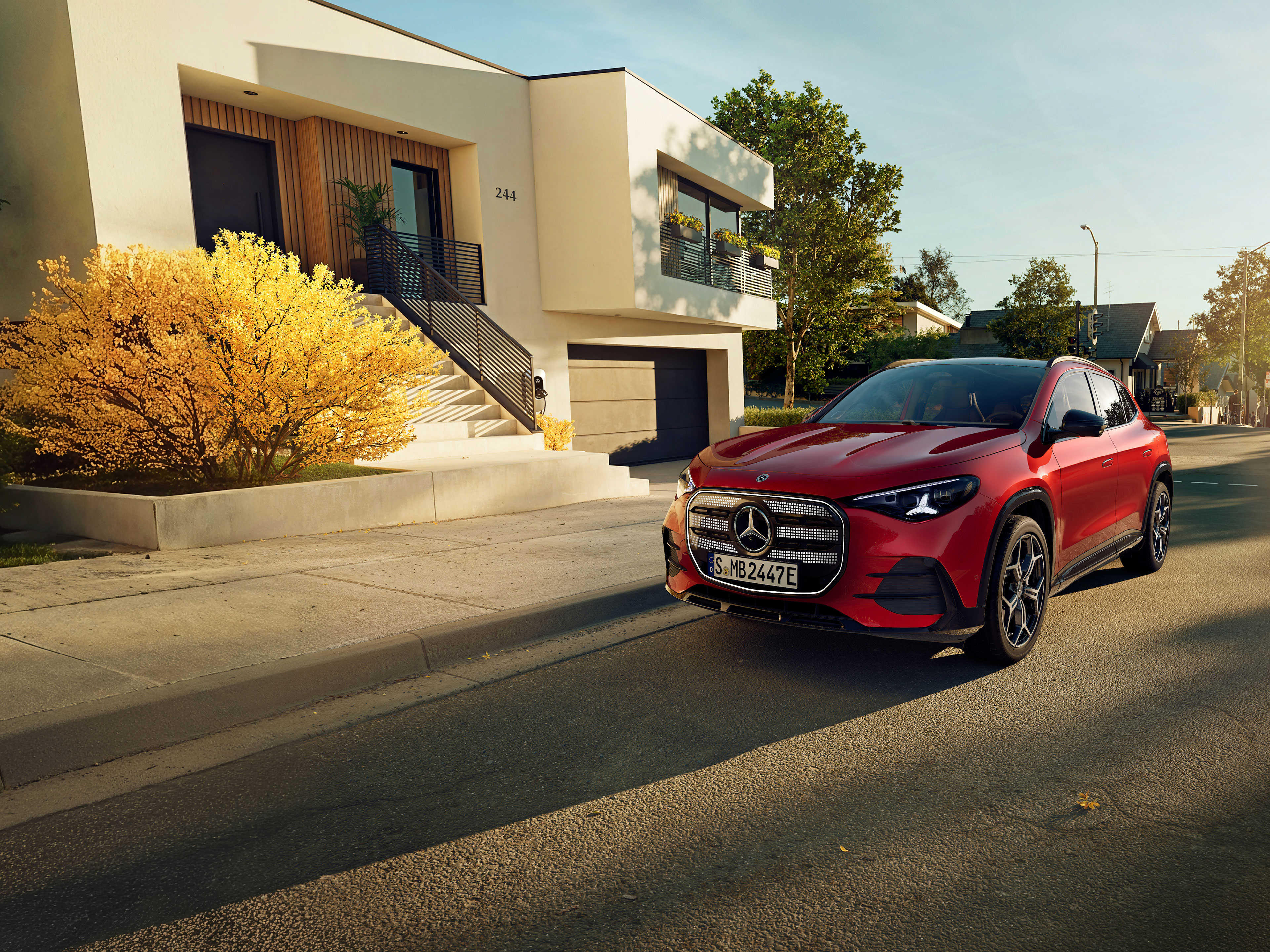 Exterior | Noul GLA electric | Mercedes-Benz Noul GLA electric de la Mercedes-Benz parcând pe un loc de parcare din apropierea unei cafenea.
