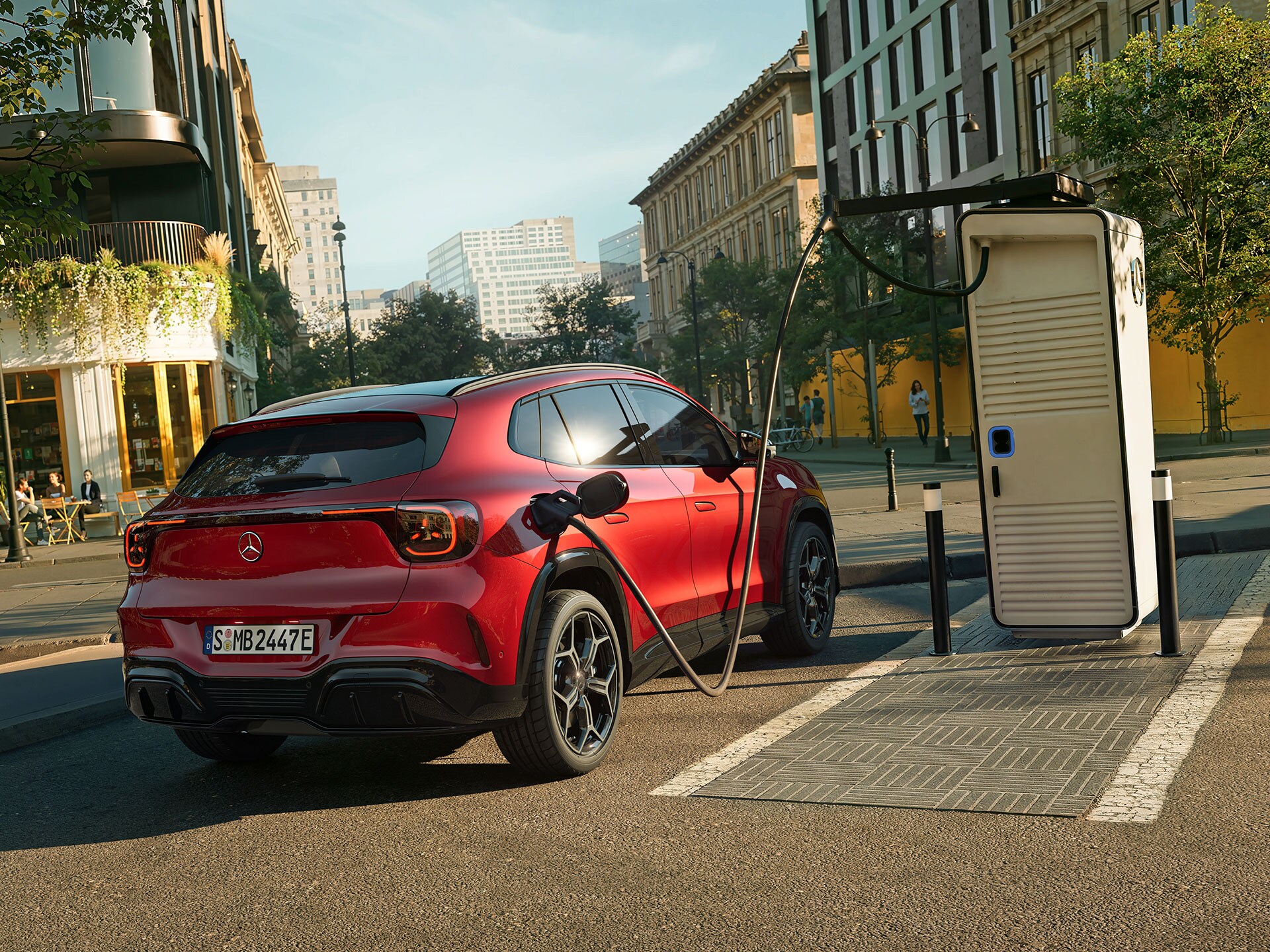 Noul GLA electric de la Mercedes-Benz lângă o stație de încărcare, în timp ce se încarcă.