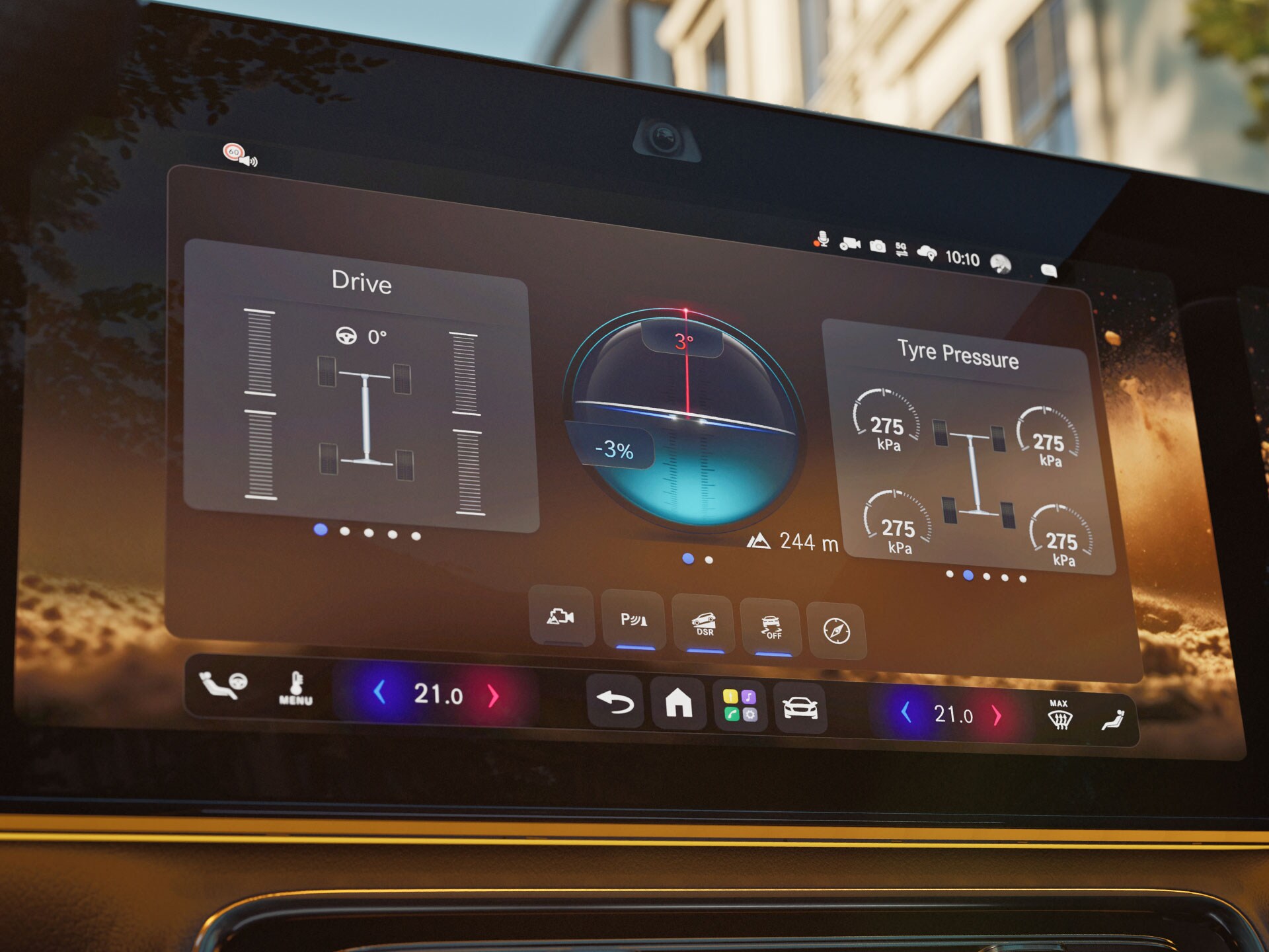 Interiorul noului GLA electric de la Mercedes-Benz, în prim plan cu MBUX Superscreen afișând capota transparentă de motor.