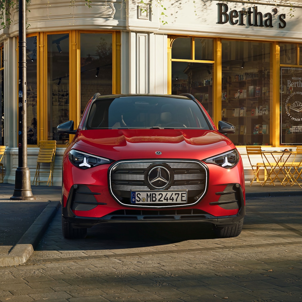 Grila frontală emblematică a modelului electric complet nou Mercedes-Benz GLA cu panou iluminat.
