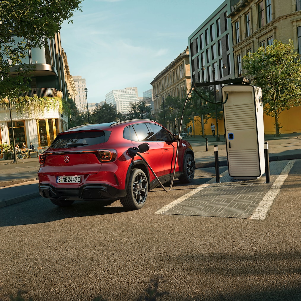 Modelul electric complet nou Mercedes-Benz GLA parcat la o stație de alimentare electrică.