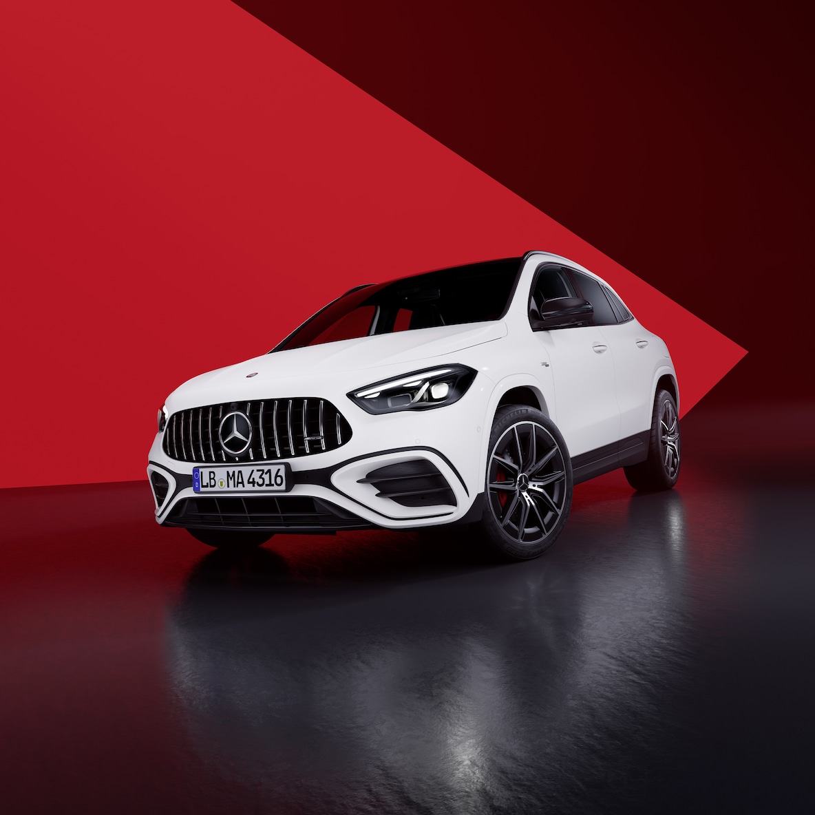 Perspectivă lateral-frontală a modelului Mercedes-AMG GLA 35 4MATIC.
