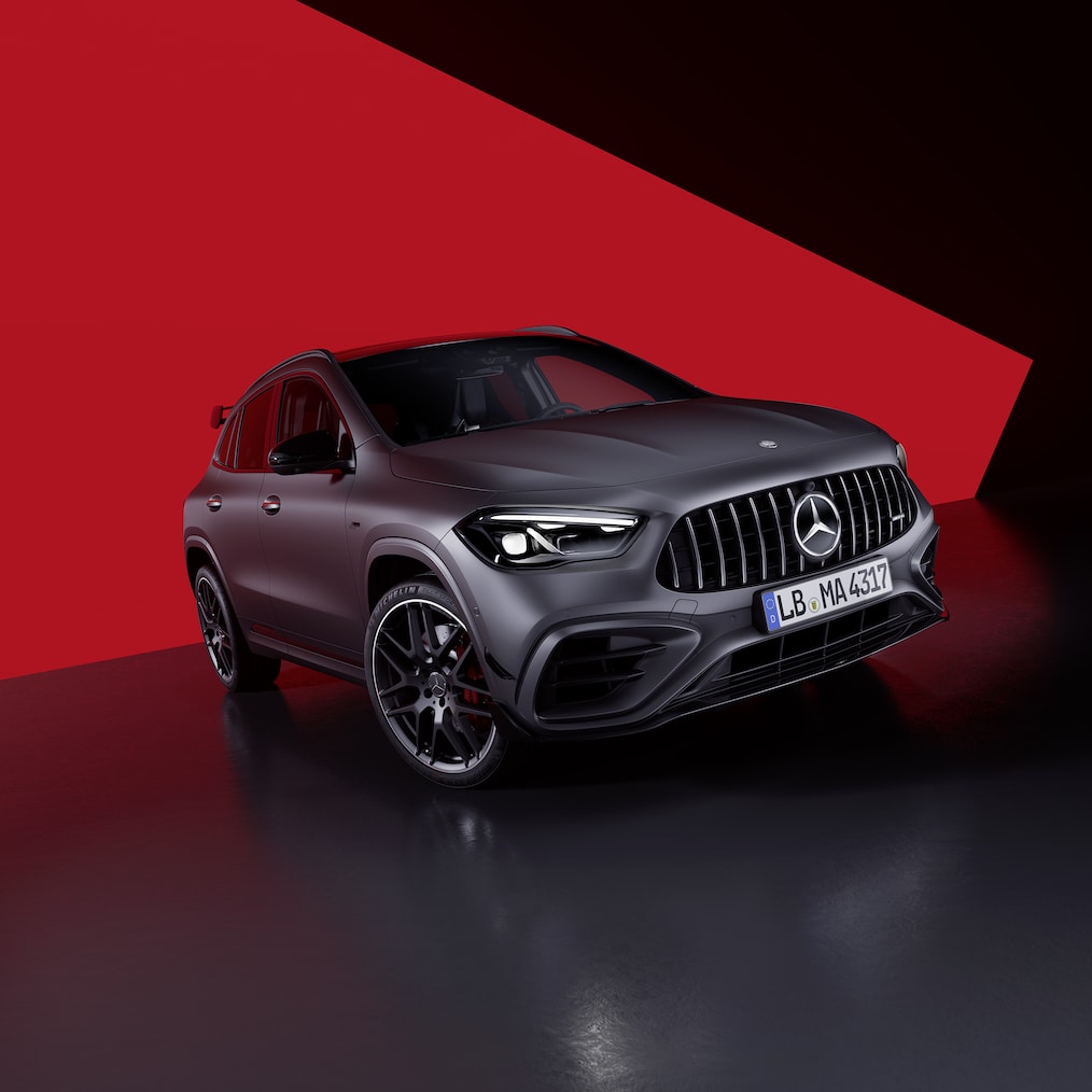 Perspectivă lateral-frontală a modelului Mercedes-AMG GLA 45 S 4MATIC+.