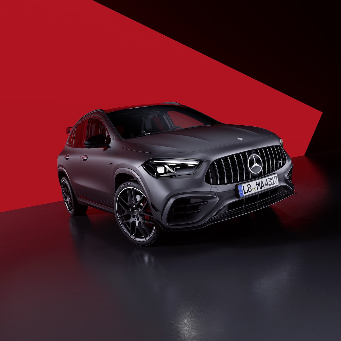 Perspectivă lateral-frontală a modelului Mercedes-AMG GLA 45 S 4MATIC+.