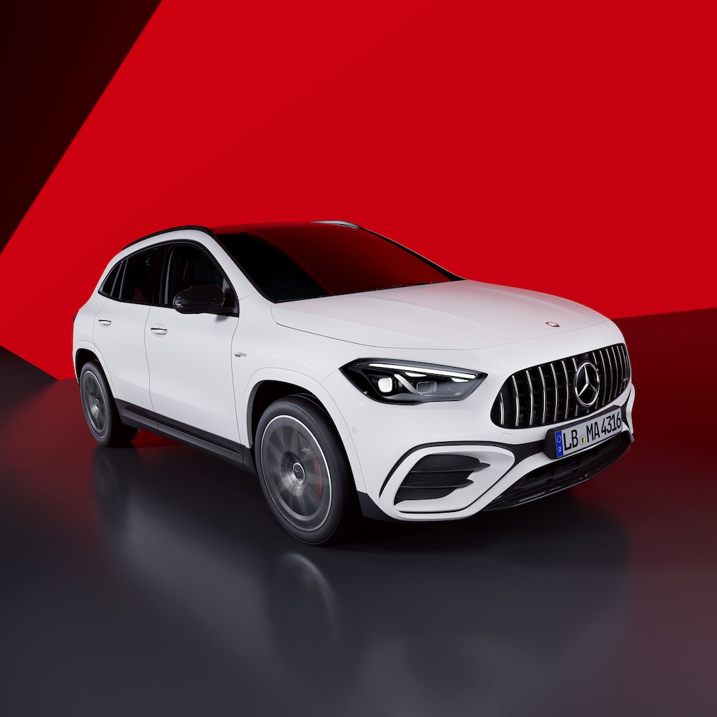 Perspectivă lateral-spate a modelului Mercedes-AMG GLA 45 S 4MATIC+.