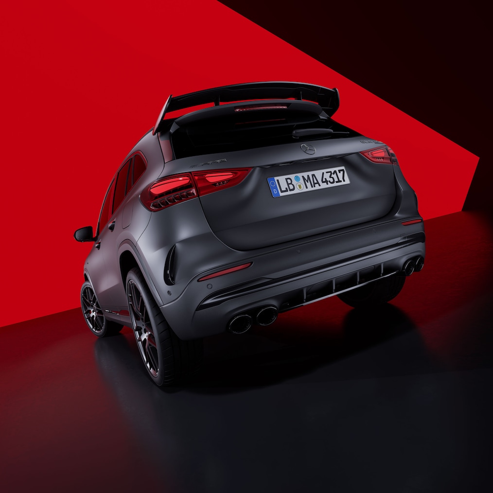 Perspectivă lateral-spate a modelului Mercedes-AMG GLA 45 S 4MATIC+.