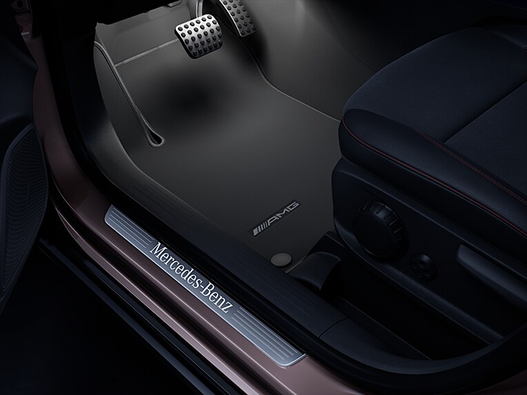 Accesul confortabil în noul model Mercedes-Benz GLA.
