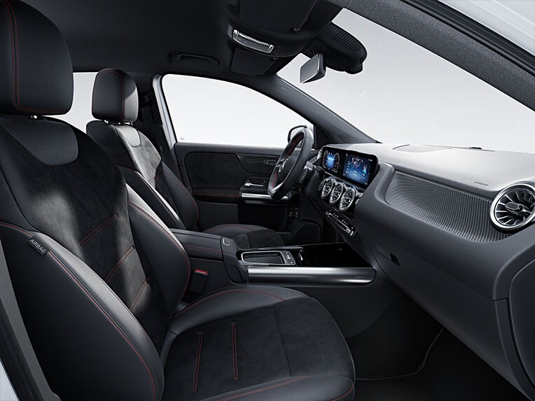 Interiorul noului model Mercedes-Benz GLA cu AMG Line.