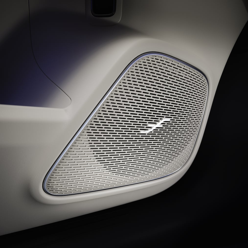 Difuzoarele sistemului de sunet Surround Burmester® din modelul Mercedes-Benz GLA.