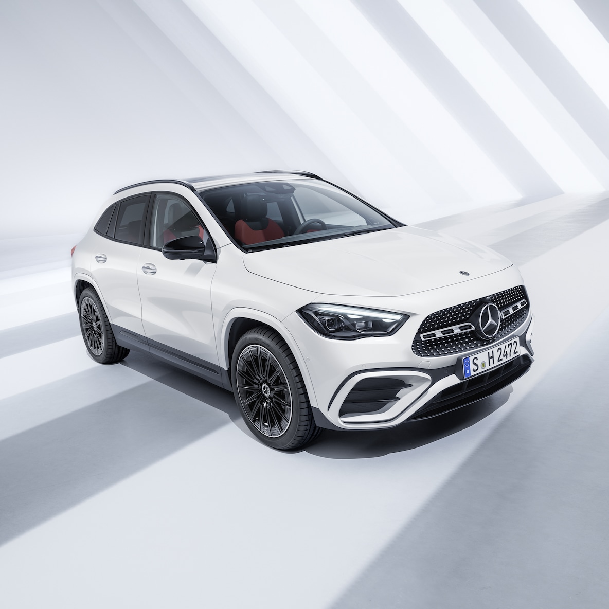 Modelul Mercedes-Benz GLA din perspectivă frontal-laterală.
