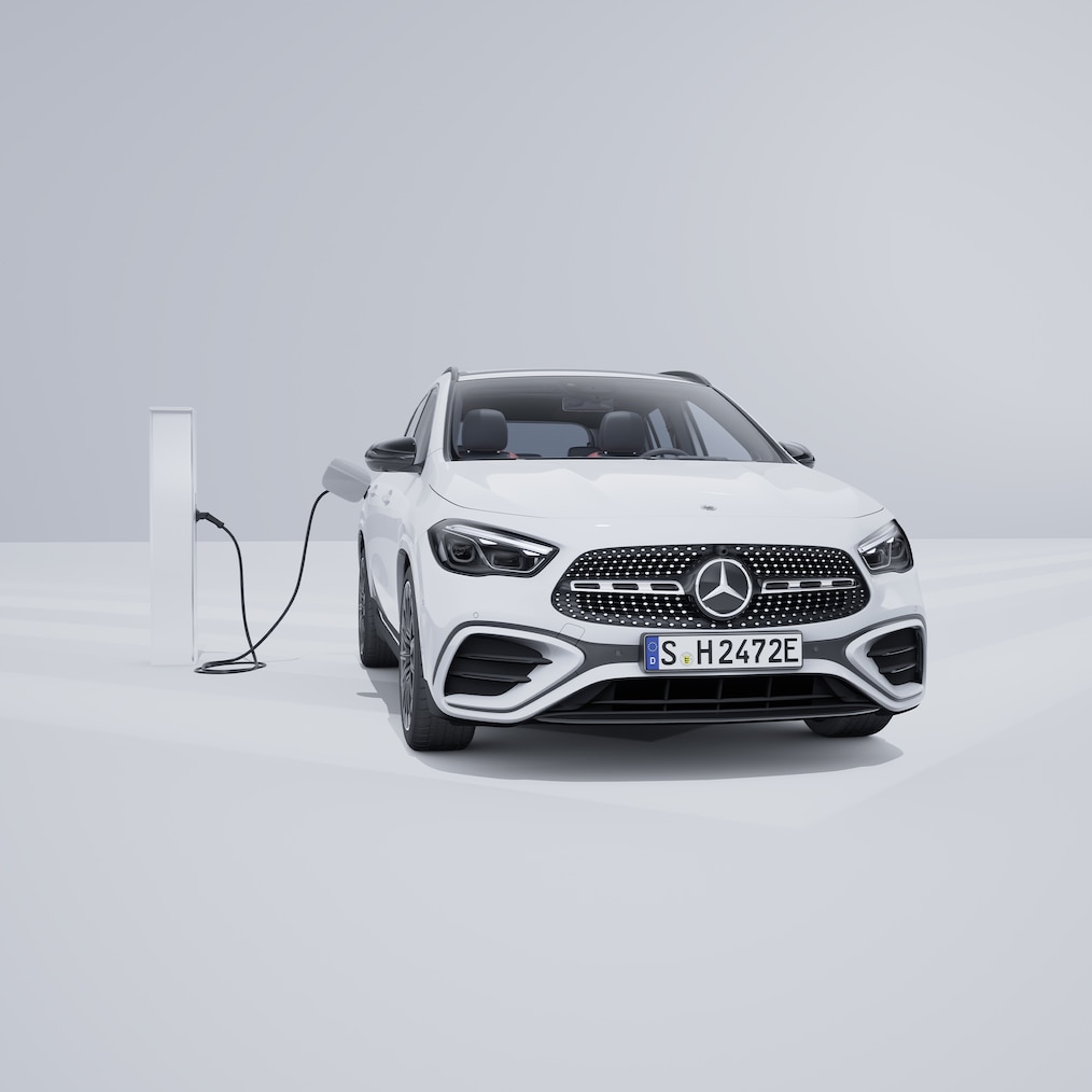 Modelul Mercedes-Benz GLA Plug-in Hybrid dintr-o perspectivă frontală.
