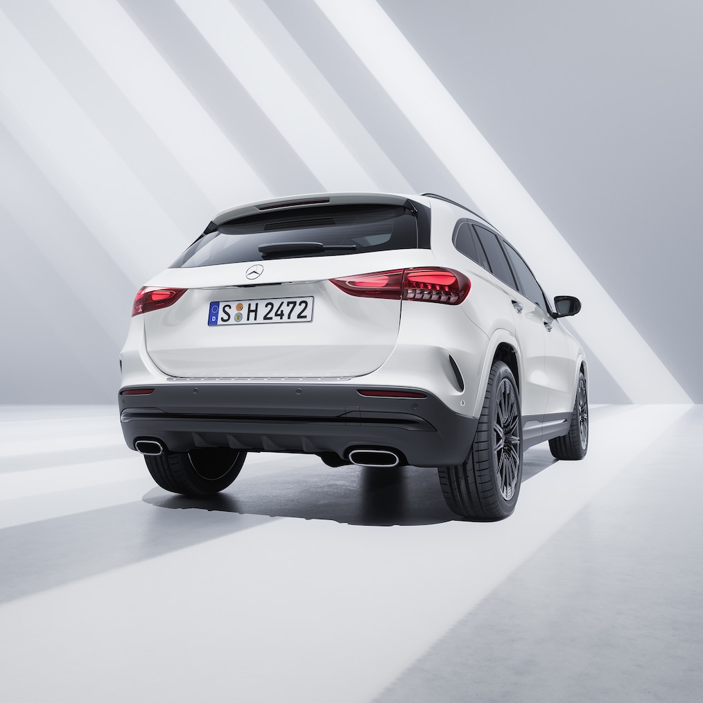 Modelul Mercedes-Benz GLA dintr-o perspectivă din spate.