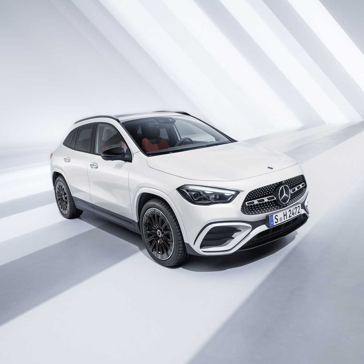 Modelul Mercedes-Benz GLA din perspectivă frontal-laterală.