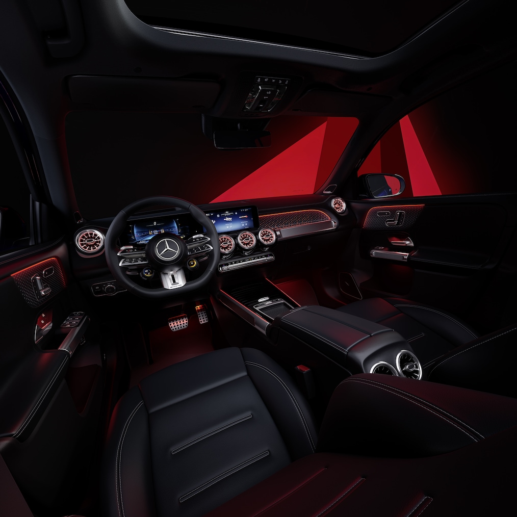  Interiorul modelul Mercedes-AMG GLB cu scaune AMG Performance și volan AMG Performance.