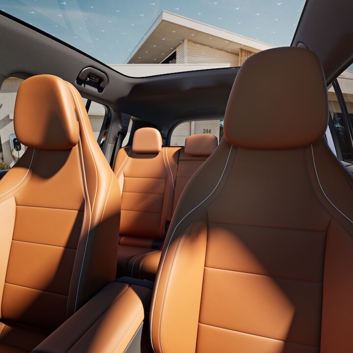 Interiorul modelului electric GLB cu scaune din piele.