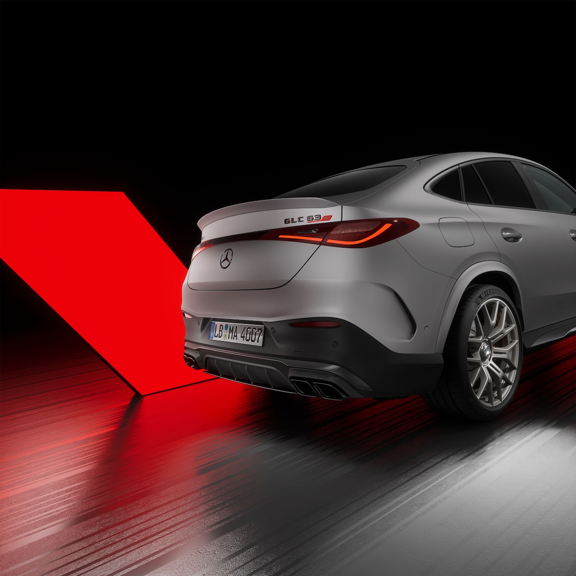 Modelul Mercedes-AMG GLC 63 S E PERFORMANCE Coupé dintr-o perspectivă din dreapta spate.