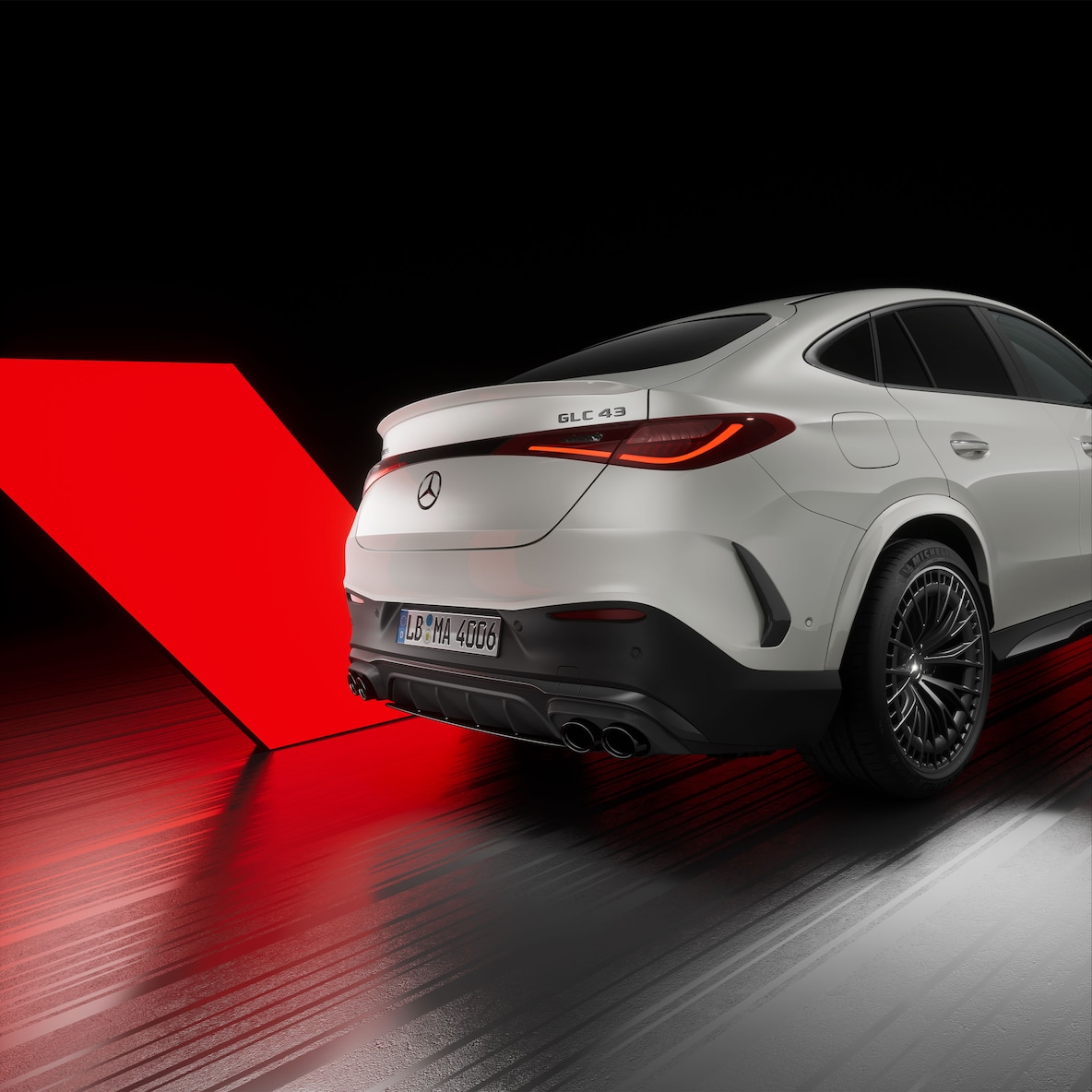 Modelul Mercedes-AMG GLC Coupé dintr-o perspectivă laterală din spate.