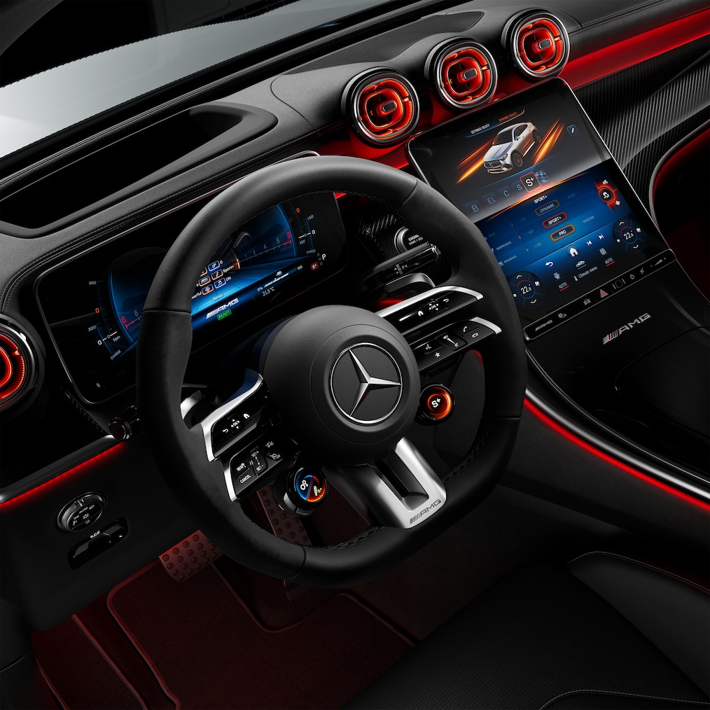 Perpsectivă detaliată a volanului AMG Performance dintr-un model Mercedes-AMG GLC Coupé.